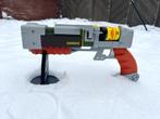 Fallout AER9 laser gun (Blaster)   tv-serie prop, Ophalen of Verzenden, Nieuw, Tv, Beeldje, Replica of Model