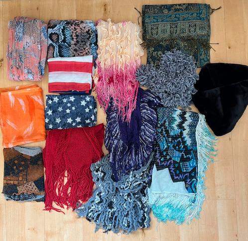 14 Sjaals assorti, Kleding | Dames, Mutsen, Sjaals en Handschoenen, Zo goed als nieuw, Sjaal, Maat 46/48 (XL) of groter, Ophalen of Verzenden