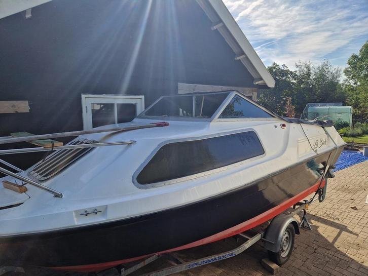 Kajuit boot met trailer en 9.9pk motor, Watersport en Boten, Motorboten en Motorjachten, Gebruikt, Polyester, Tot 6 meter, Benzine