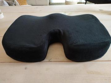 Ergonomisch gevormd zitkussen beschikbaar voor biedingen