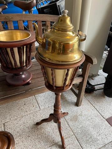 2 Noten plantenstandaards + een koperen ketel €75,00 beschikbaar voor biedingen