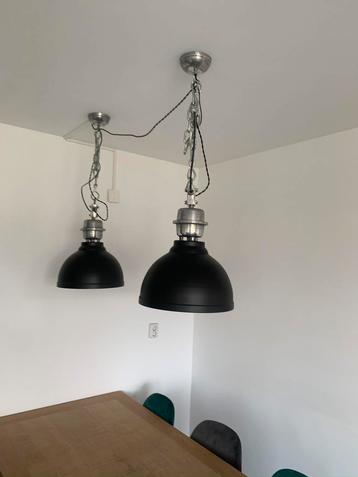 Industriële hanglampen (2) beschikbaar voor biedingen