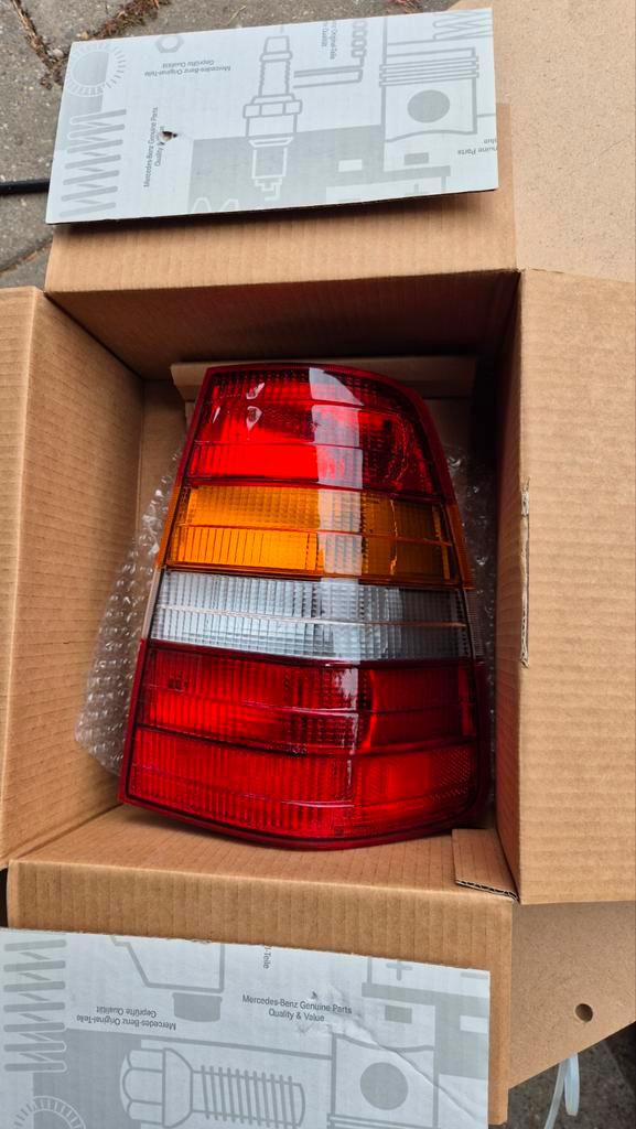 Mercedes W124 Rechter Achterlicht Nieuw A1248202066 station, Auto-onderdelen, Verlichting, Mercedes-Benz, Nieuw, Ophalen of Verzenden