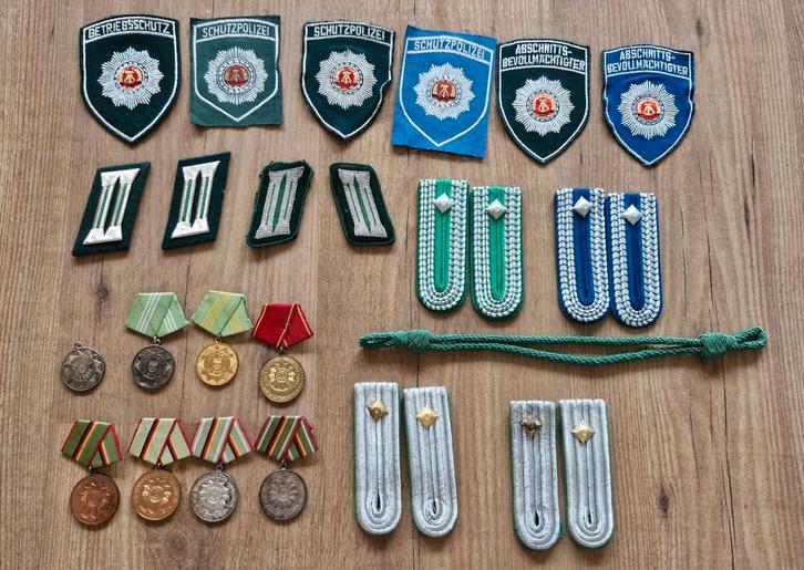 Klein lotje verzameling DDR Volkspolizei verzameling, Verzamelen, Militaria | Algemeen, Landmacht, Embleem of Badge, Duitsland