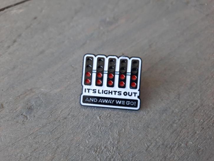Pin met de tekst - It's lights out and away we go - te koop, Verzamelen, Speldjes, Pins en Buttons, Nieuw, Speldje of Pin, Overige onderwerpen