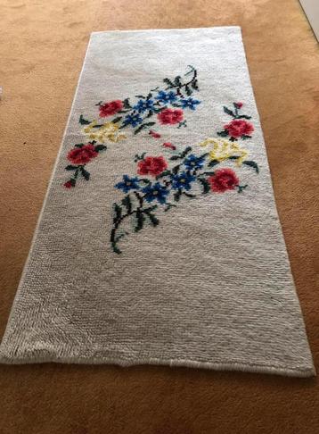 Geknoopt vloerkleed/tafelkleed met bloemen beschikbaar voor biedingen