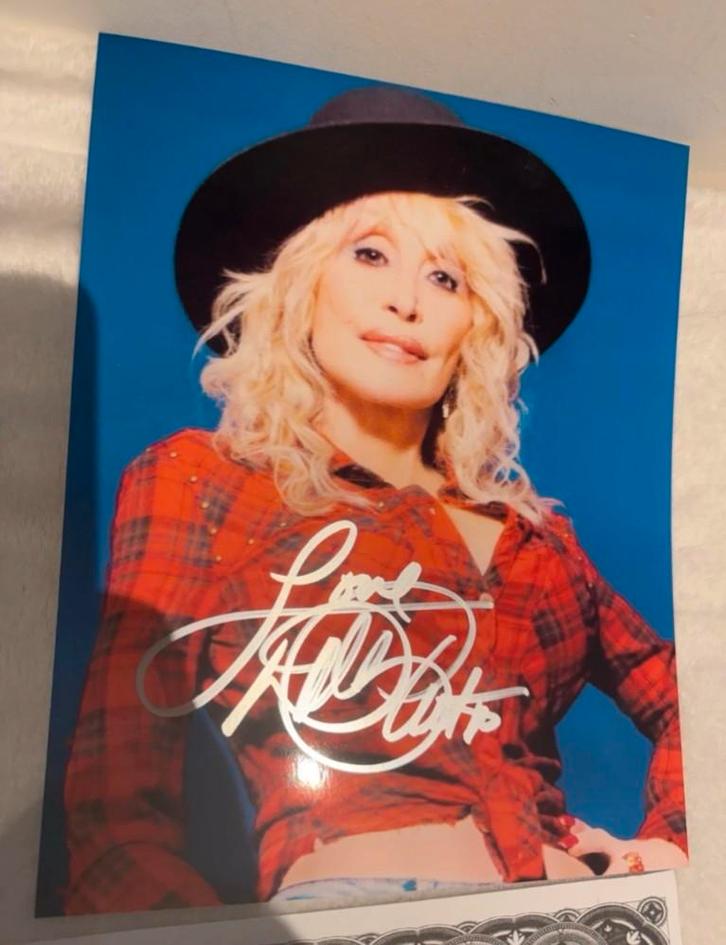 Dolly Parton Gesigneerd Portret + COA, Verzamelen, Muziek, Artiesten en Beroemdheden, Verzenden