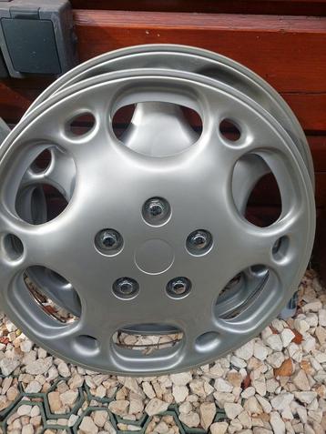 Wieldoppen een set van 4,  16 inch en 2 van 15 inch beschikbaar voor biedingen