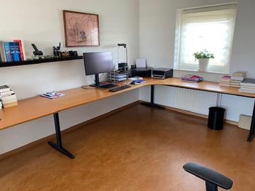 Bureau kleur grenen dat uit verschillende delen bestaat beschikbaar voor biedingen