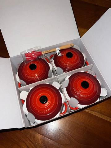 Le Creuset Mini Cocottes Set Rood (4) + Kwastje - Nieuw beschikbaar voor biedingen