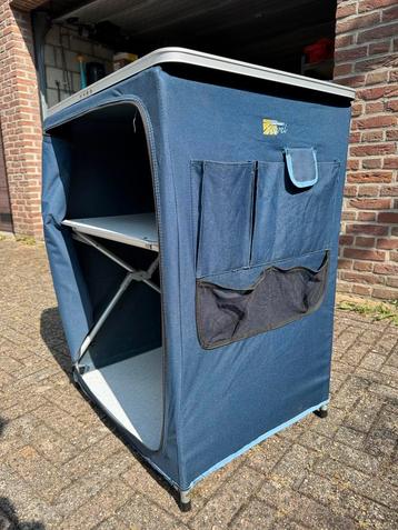 Opvouwbaar kampeerkastje met 2 legplanken beschikbaar voor biedingen