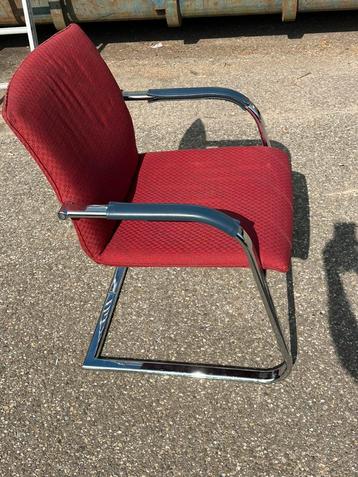 12 stoelen beschikbaar voor biedingen