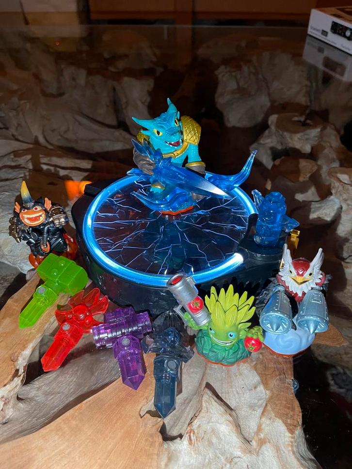 Skylanders Trap Team(mobiele versie) 4 figuren+ 5 kristallen, Spelcomputers en Games, Games | Overige, Ophalen of Verzenden