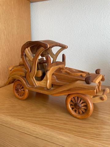 Auto van hout beschikbaar voor biedingen
