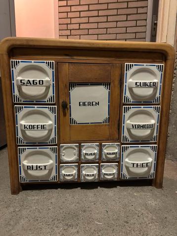 Vintage kruidenkastje beschikbaar voor biedingen