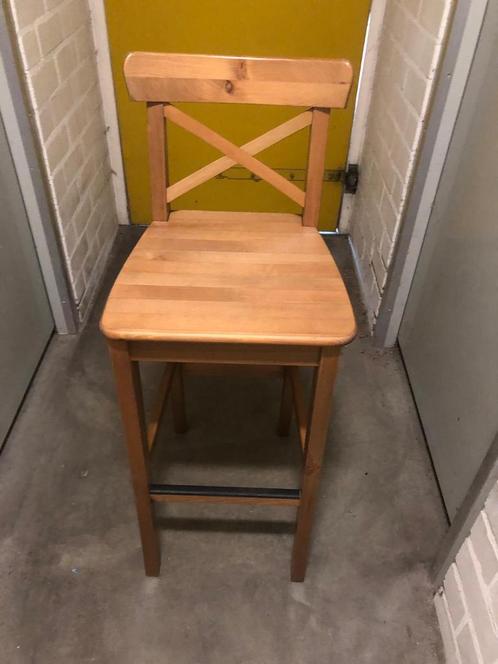 2 stuks Barkruk ingolf ikea, Huis en Inrichting, Barkrukken, Zo goed als nieuw, 90 cm of meer, Hout, 1 kruk, Met voetsteun, Ophalen of Verzenden