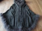 zgan gebreide poncho met capuchon met Racoon bont erg chic, Kleding | Dames, Ophalen of Verzenden, Zo goed als nieuw, Maat 42/44 (L)