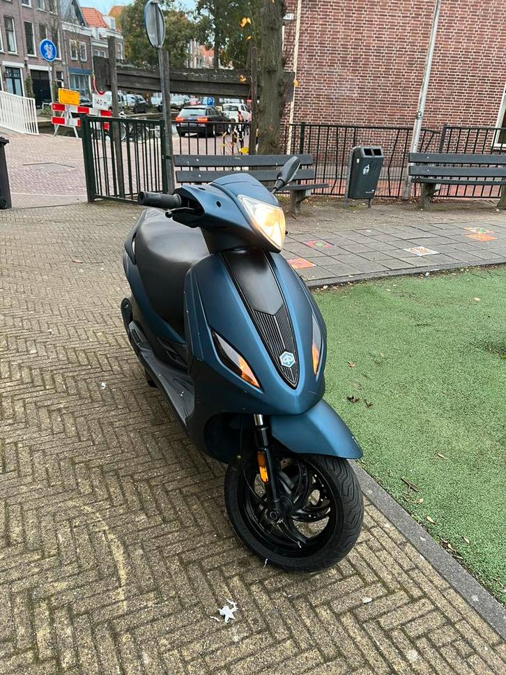 Piaggio fly, Fietsen en Brommers, Scooters | Piaggio, Zo goed als nieuw, Fly, Benzine, Ophalen of Verzenden
