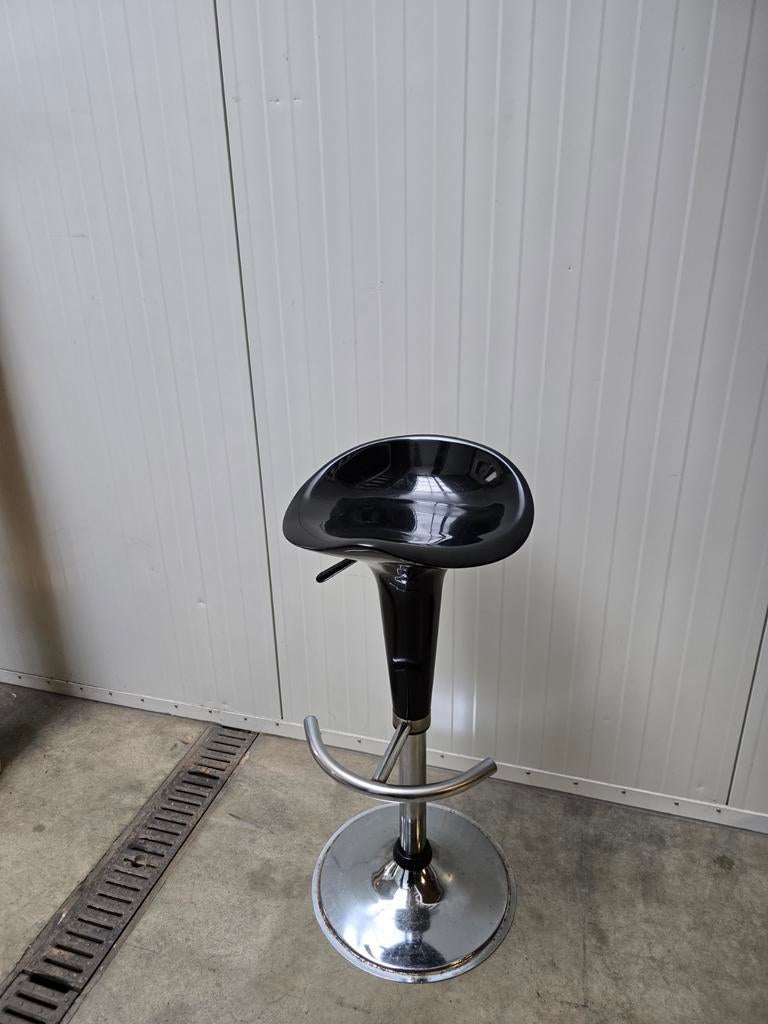 2 Zwarte draaibare barkruk / barstoel - Waddinxveen, Ophalen, Gebruikt, 60 tot 90 cm, 1 kruk