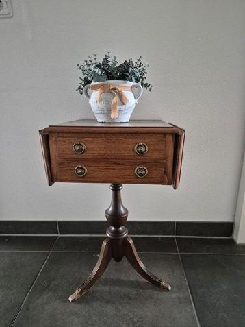 Mooi tafeltje beschikbaar voor biedingen