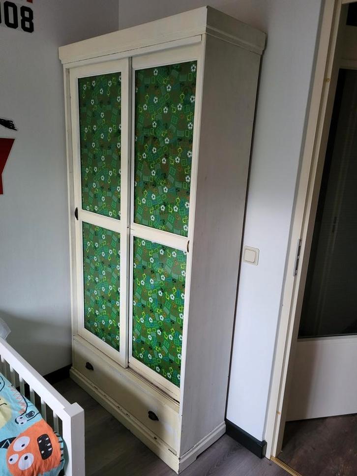 Fijne kledingkast/ opbergkast, kinderkast met schuifdeuren, Kinderen en Baby's, Kinderkamer | Commodes en Kasten, Zo goed als nieuw