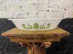 Vintage seventies Glasbake ovenschaal wit groen bloemen, Ophalen of Verzenden, Overige stijlen, Schaal of Schalen