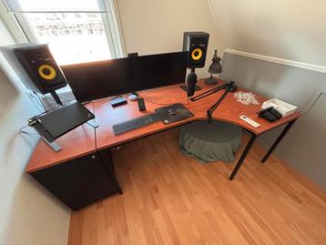 Groot bureau met ladekast beschikbaar voor biedingen