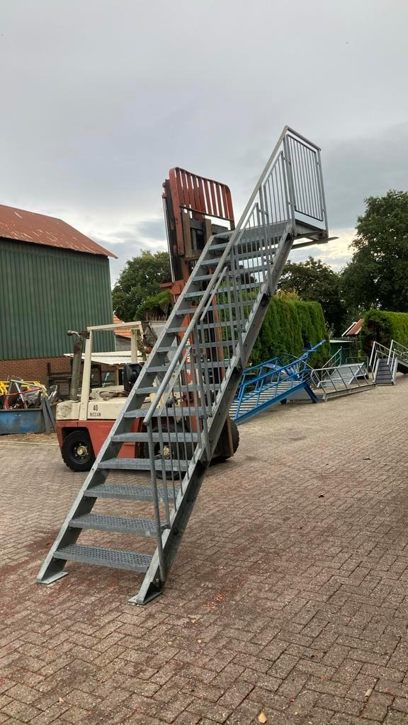 Stalen trap, Doe-het-zelf en Verbouw, Ladders en Trappen, Zo goed als nieuw, 2 tot 4 meter, Ophalen of Verzenden