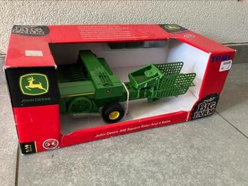 John Deere model balenpers van Britains, schaal 1:16 beschikbaar voor biedingen