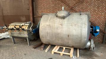 Stalen tank met roerwerk beschikbaar voor biedingen