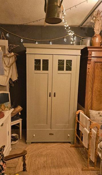 Vintage kledingkast Bellwood  beschikbaar voor biedingen