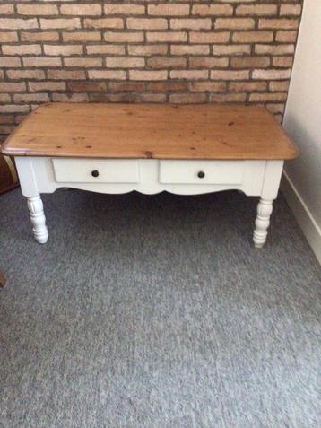 Salon tafel beschikbaar voor biedingen