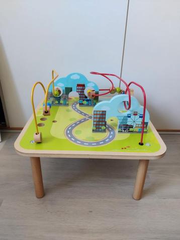 Houten speeltafel beschikbaar voor biedingen