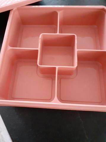 Nieuwe Roze Vakkenbak 23x23x6cm beschikbaar voor biedingen