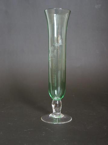 antiek geslepen groen glas vaasje glas solifleur. beschikbaar voor biedingen
