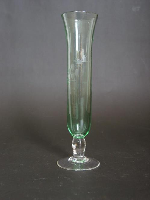 antiek geslepen groen glas vaasje glas solifleur., Antiek en Kunst, Antiek | Glas en Kristal, Ophalen of Verzenden