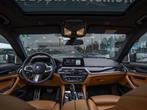 BMW 5 Serie M550i xDrive High Executive | Memory | Hud | B&W, Auto's, Automaat, Stof, Gebruikt, 2000 kg