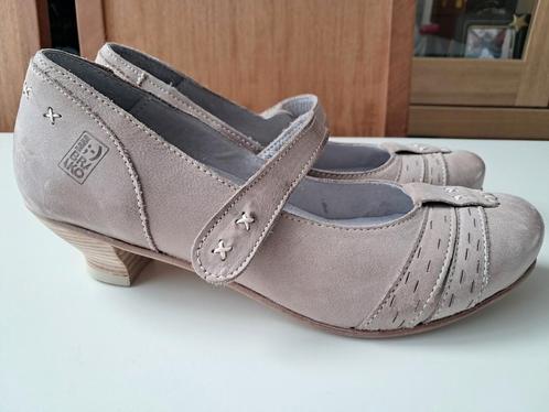 Mooie beige leren Bandjes schoenen van BRAKO Maat 39, Kleding | Dames, Schoenen, Zo goed als nieuw, Pumps, Beige, Ophalen of Verzenden