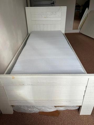 Bed met lattenbodem en matras