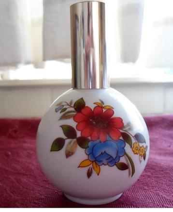 Parfumfles met verstuiver met afsluitdop. White Opaline glas beschikbaar voor biedingen