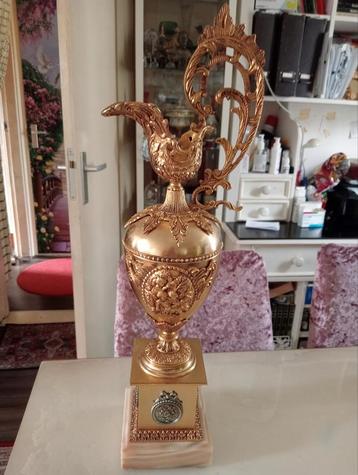 Decoratieve Gouden Vaas met Cherubijnen beschikbaar voor biedingen