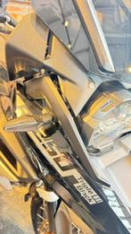 Gezocht een rechter koplamp beugel, afdekkap boven koplamp,, Ophalen