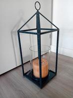 Groot metalen windlicht met glazen cilinder en kaars, Huis en Inrichting, Woonaccessoires | Kandelaars en Kaarsen, Ophalen, Zo goed als nieuw