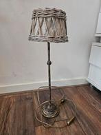 Rustieke tafellamp met houten/stoffen kap, Gebruikt, Metaal, Ophalen of Verzenden, Landelijk