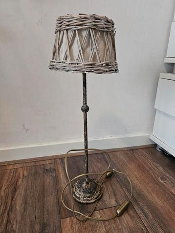 Rustieke tafellamp met houten/stoffen kap beschikbaar voor biedingen