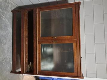 Antieke oude kast beschikbaar voor biedingen