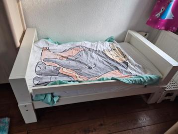 Peuter meegroei bed met matras beschikbaar voor biedingen