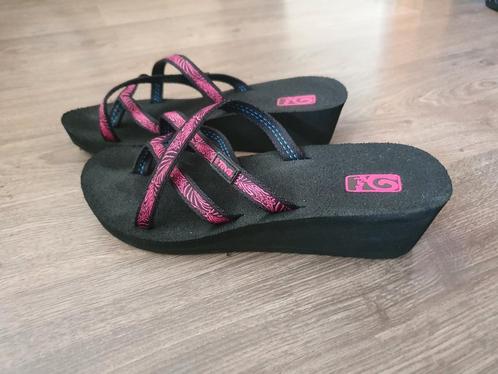Teva Mush Mandalyn Wedge slippers, maat 7 of 37, Kleding | Dames, Schoenen, Zo goed als nieuw, Slippers, Roze, Ophalen of Verzenden