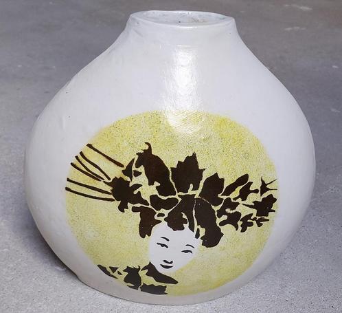 Zware fles / vaas Japanese Girlfriend van aardewerk, Huis en Inrichting, Woonaccessoires | Vazen, Zo goed als nieuw, Wit, Minder dan 50 cm