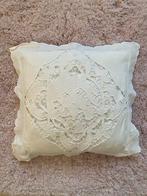 Wit Sierkussen 30x30 cm met Roesselrand, Huis en Inrichting, Woonaccessoires | Kussens, Ophalen of Verzenden, Zo goed als nieuw